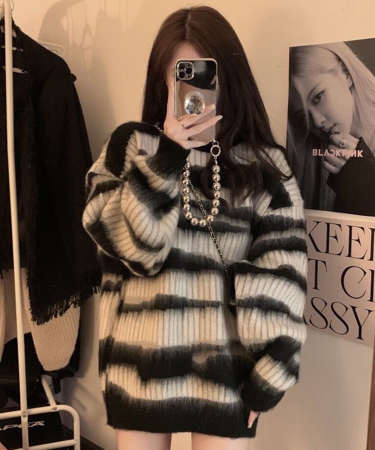 Свитер черно-белый 9